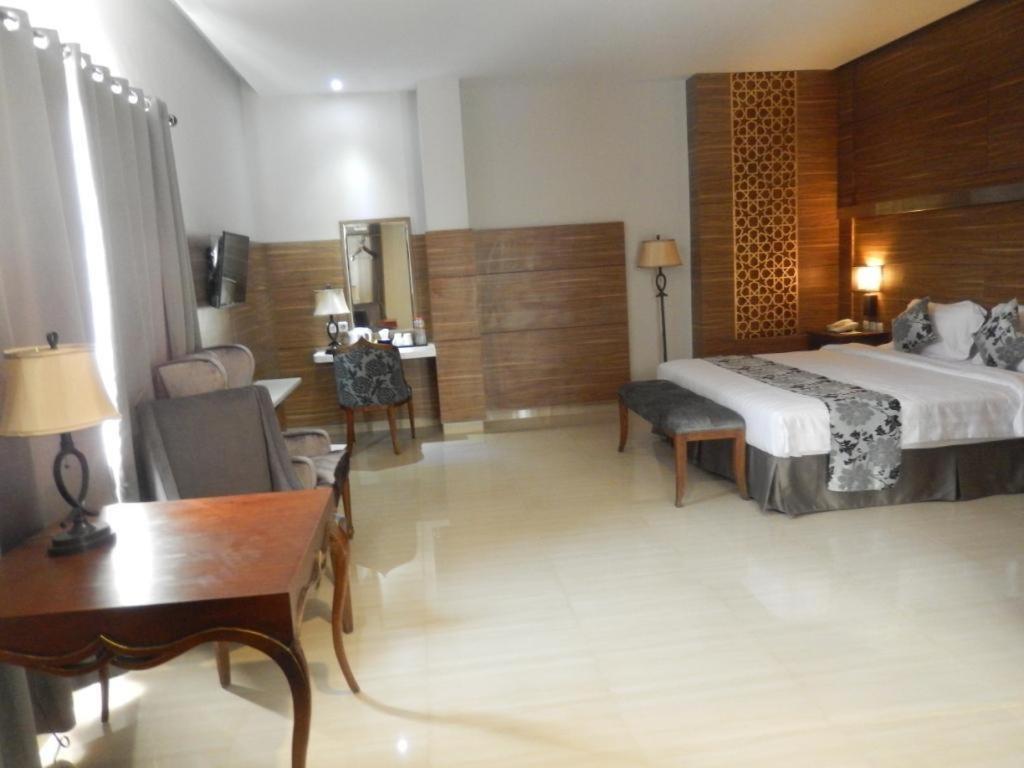 Grand Amira Hotel Solo Buitenkant foto