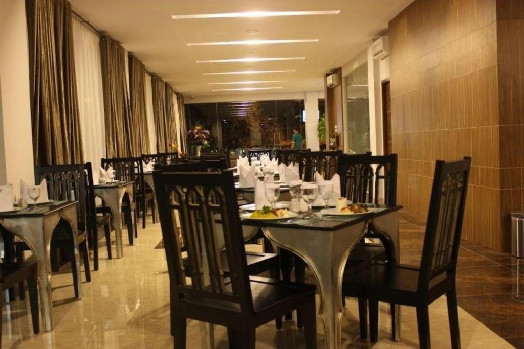 Grand Amira Hotel Solo Buitenkant foto