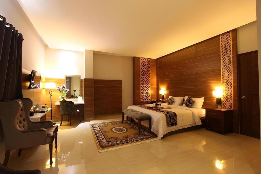 Grand Amira Hotel Solo Buitenkant foto