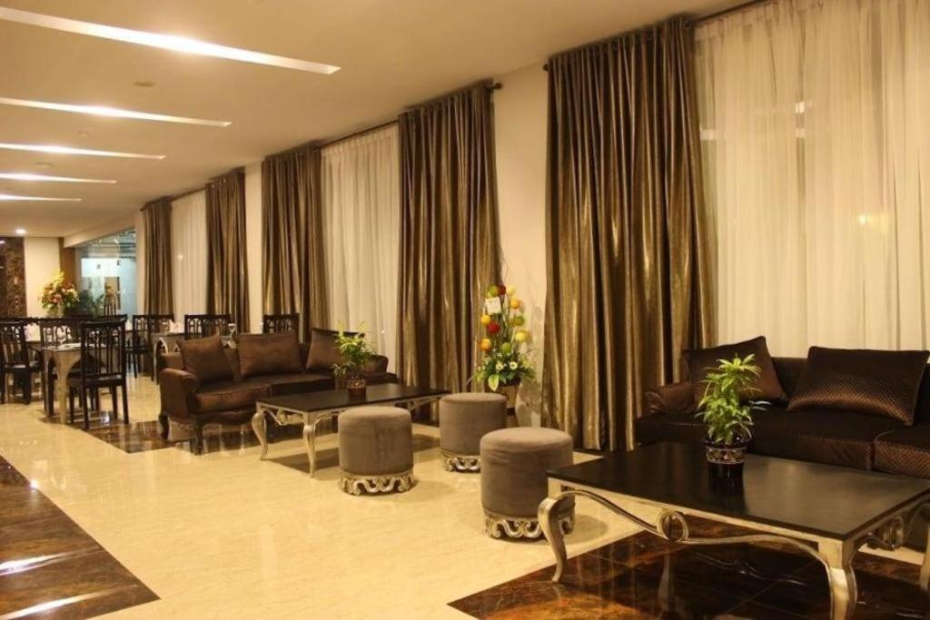 Grand Amira Hotel Solo Buitenkant foto