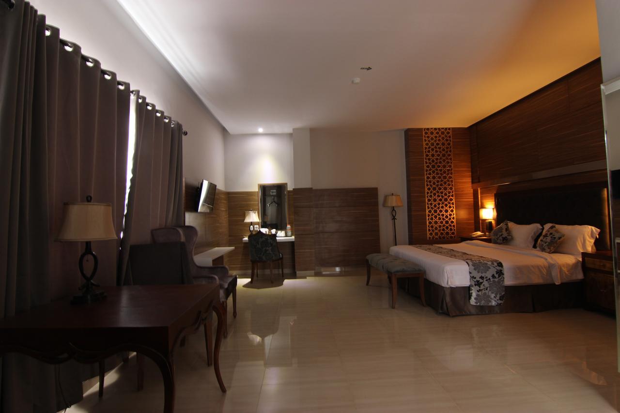 Grand Amira Hotel Solo Buitenkant foto